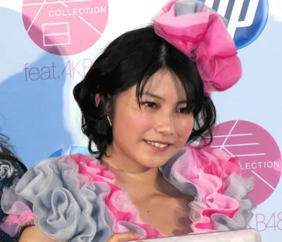 横山の衣装に小嶋は「ピンクの衣装が大好きなので、ゆいの衣装、可愛いな～いいな～ってずっと見ていました」とうらやましがる