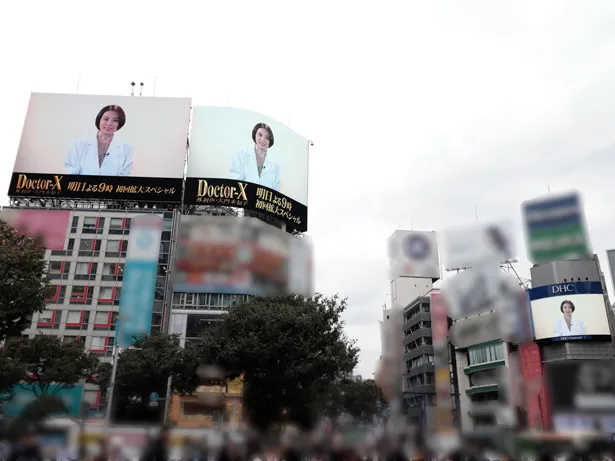 【写真を見る】大門未知子(米倉涼子)が渋谷駅前に出現！ 一足早い「私、失敗しないので」が聞ける