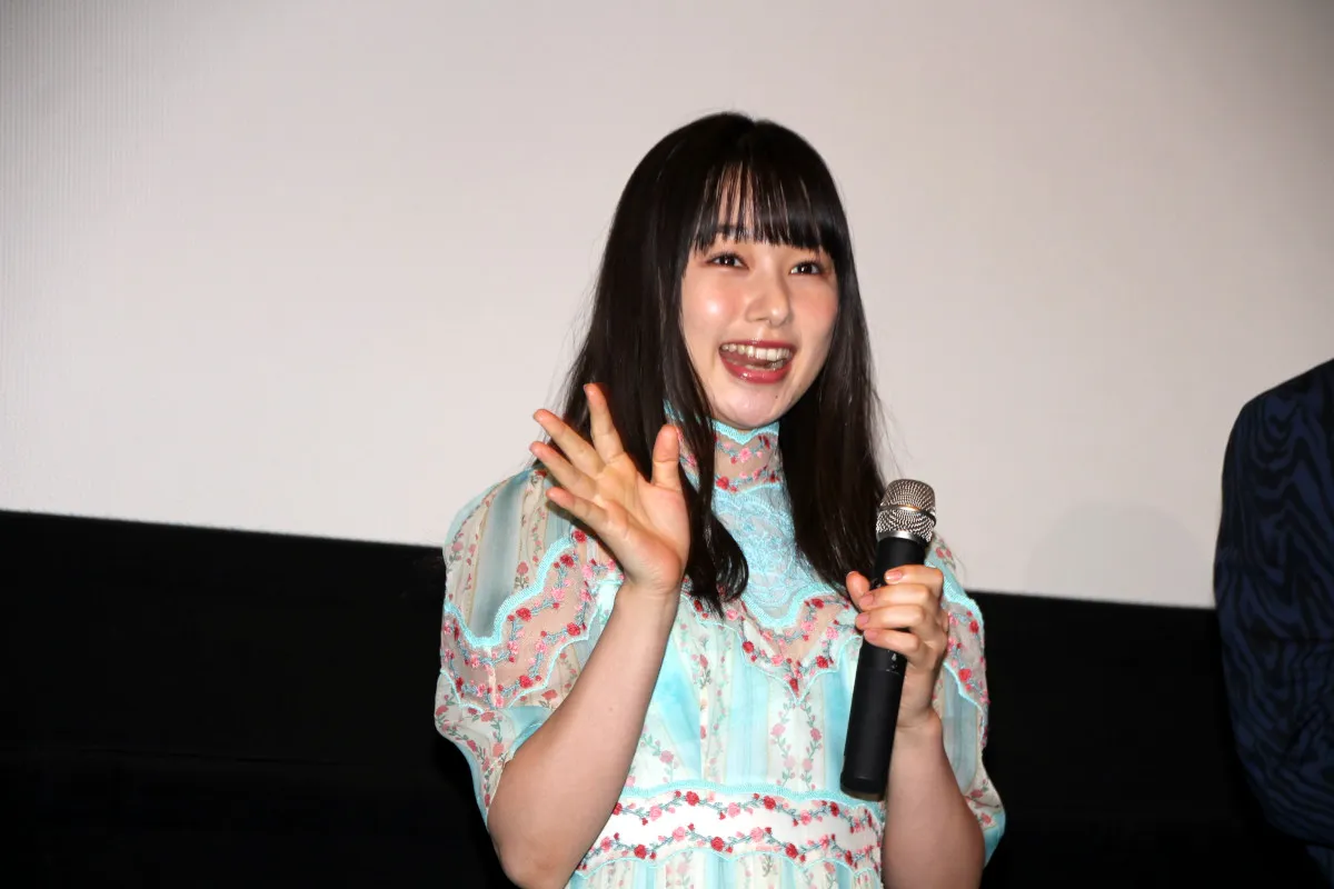 【写真を見る】最高の笑顔で観客に手を振る桜井日奈子