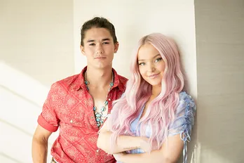 ダヴ・キャメロンのクッション叩きに、ブーブー・スチュワートが感謝！