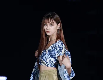 西内まりや、究極の“美脚”ショット連発でファン瞬殺「お人形さんみたい」「開いた瞬間ドキッ！」