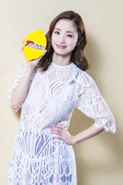 上戸彩、娘と一緒に塗り絵「ママ、このページ塗っていいよ！」