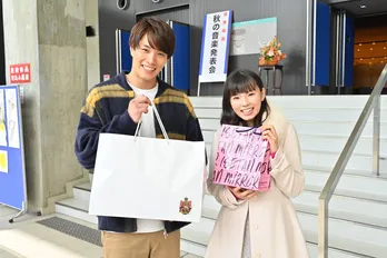 鈴木伸之＆小西はる、誕生日サプライズに感激！中川大志らが大合唱で祝福＜G線上のあなたと私＞