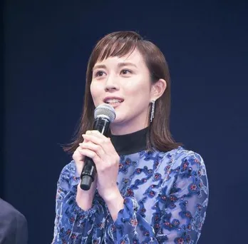 比嘉愛未、“もぐもぐキョトン顔”&極上スマイルSHOTに反響続々「過去最大の破壊力」「笑顔最高です」