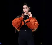 三吉彩花、阿部純子とのおちゃめな2SHOTに「お調子者ですね」「究極の曲線美!」の声