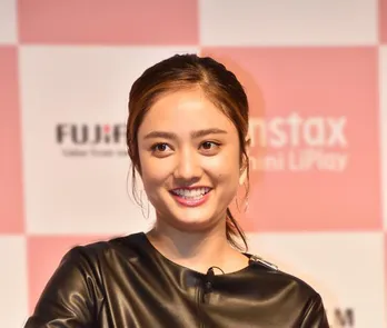 谷まりあ、モフモフ“白ニット姿”を公開「日本の宝」「天使の子」と大反響