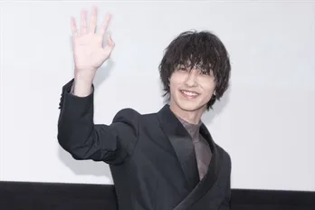 横浜流星、“イケメン兄”との仲良し2SHOT&ブレザー姿に歓喜の声「イケメンすぎる」「制服似合いすぎてヤバイ」