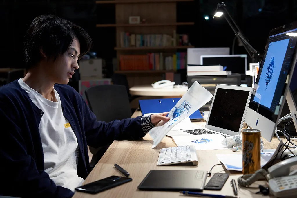 神尾楓珠は、広告代理店で働く駆け出しのデザイナー・朝倉光一を演じる