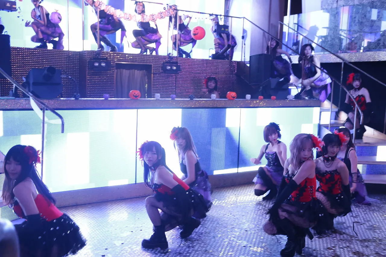 【写真を見る】恵比寿マスカッツメンバーがハロウィンイメージの楽曲でセクシーな振り付けを披露！