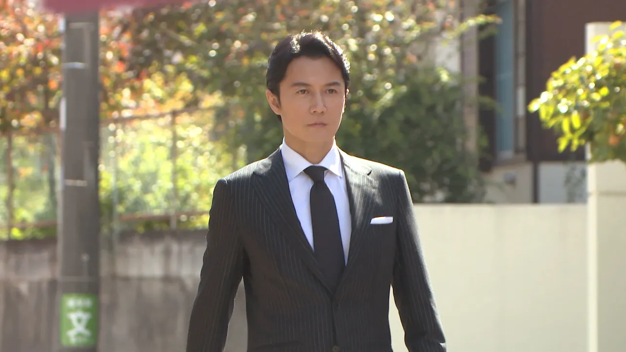 福山雅治は、ビジネスマン・宇賀神圭吾役で3作品のショートドラマに登場する