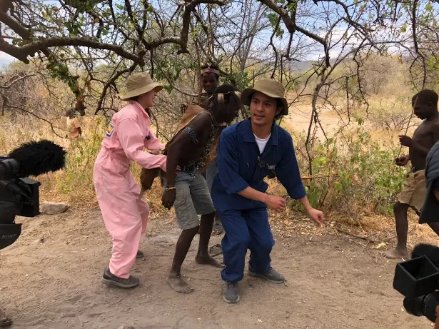 【写真を見る】都丸紗也華らが狩猟民族・ハッザと一緒に歓迎のダンス！