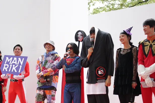 “チーム万力”の長編映画「MANRIKI」が「BE Vint-Age 2019」に参加し、奇抜な衣装を身にまとった斎藤工、永野ら、総勢12人が圧巻のランウェイを披露した