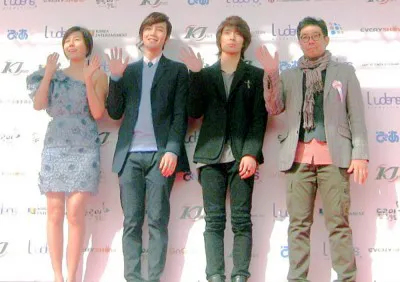 映画「きみはペット」に出演するキム・ハヌル、チャン・グンソク、チェ・ジョンフンと、キム・ヒョンゴン監督（写真左より）