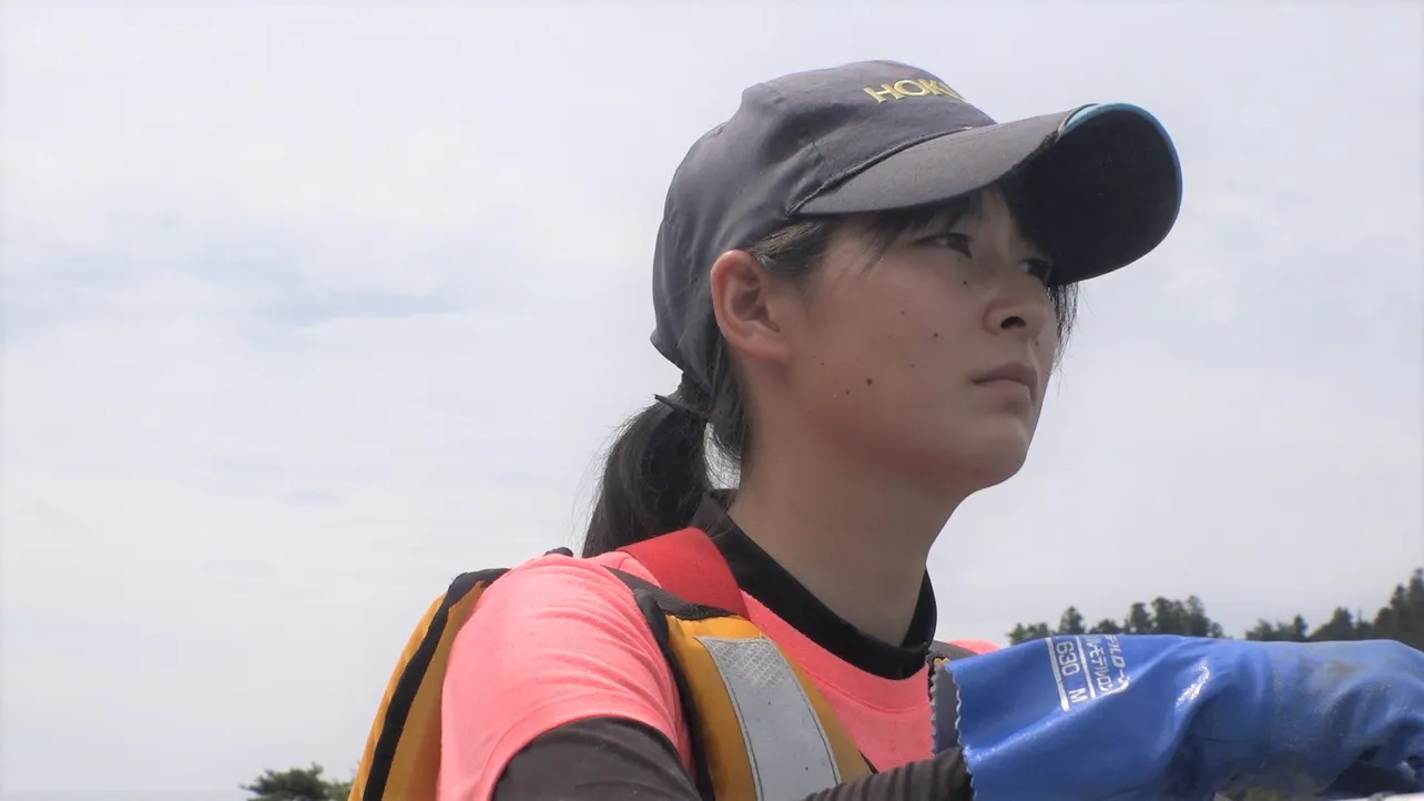【写真を見る】小野賢章が初回ナレーションを務めた主人公は、東日本大震災で被災した27歳の女性漁師