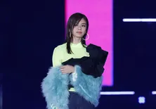 ＜E-girls＞佐藤晴美、バスローブからのぞく“パーフェクト美脚”に反響続々「美の極み」「脚長すぎ綺麗！」