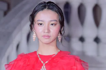 <Koki,>“黒に映える”レッドドレスで登場! 圧巻のオーラ&完璧スタイルに観衆から感嘆の声