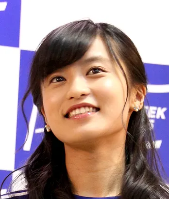 小島瑠璃子「履いてますよ」バナナマンTシャツから太もものぞくセクシーSHOT! “腹チラ”コーデも