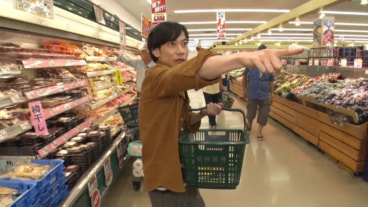 【写真を見る】スーパーを訪れた3人は、それぞれの味覚とセンスを頼りに食材を選ぶことに