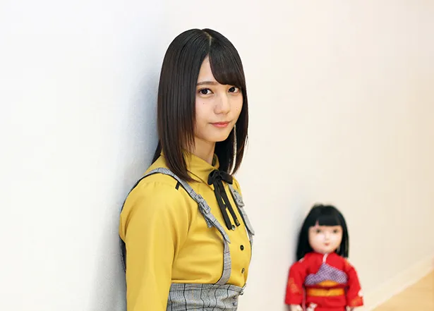 【写真を見る】劇中で由梨らにつきまとう不気味な日本人形が、小坂菜緒の取材現場にも…？