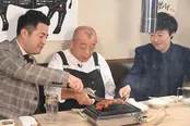 【写真を見る】和牛が、肉をうまく焼けない笑福亭鶴瓶を手助け