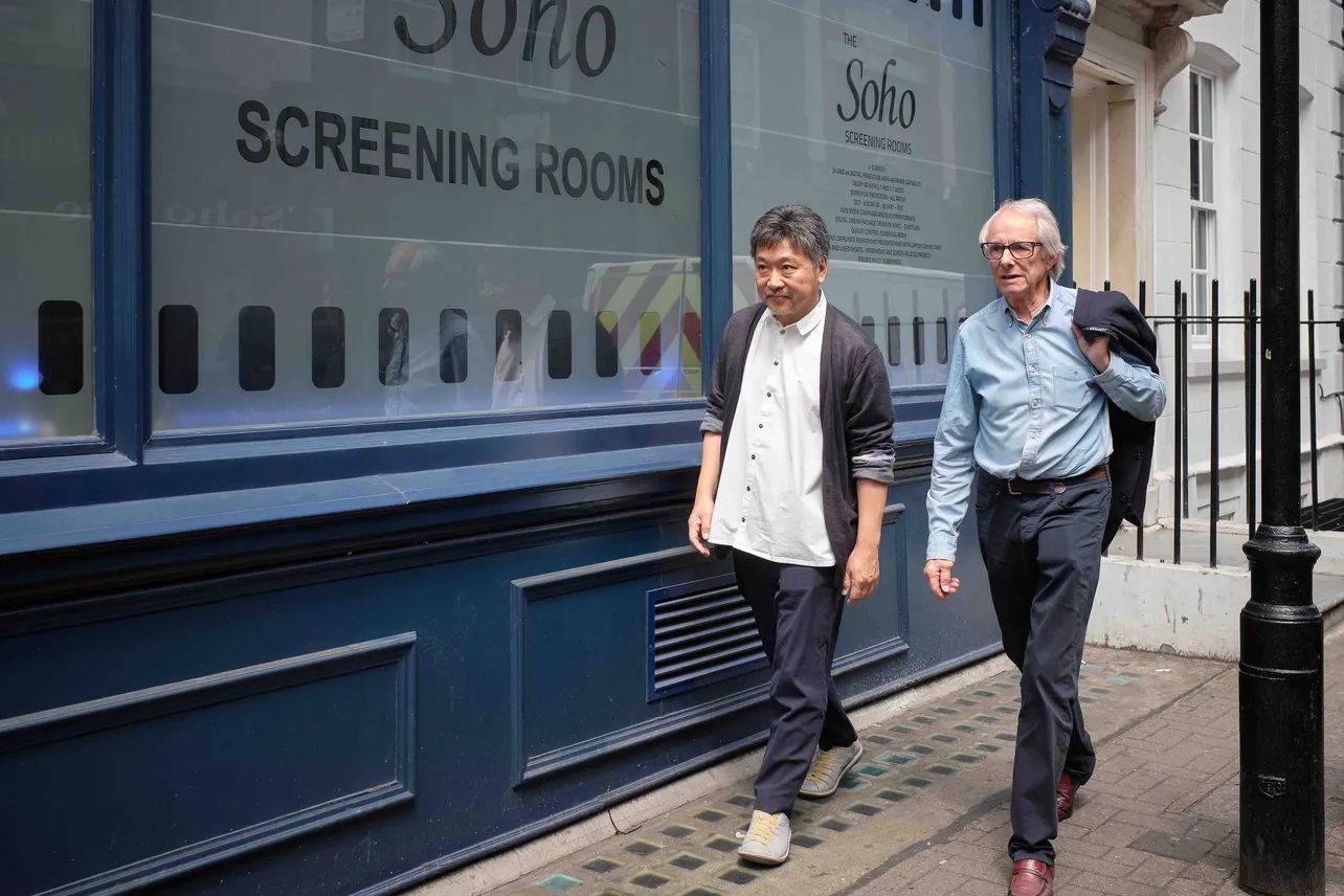 【写真を見る】是枝裕和監督が、敬愛するケン・ローチ監督とロンドンの街角を散歩する一幕も！