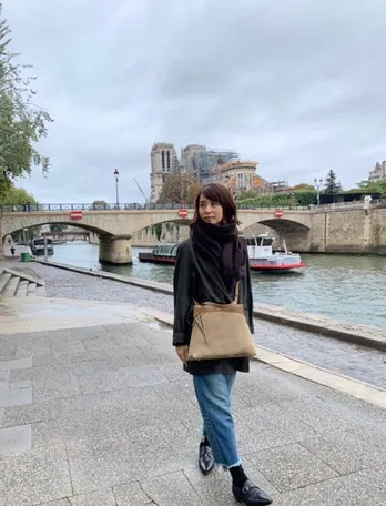 石田ゆり子が大人の街・パリへ！世界的ギタリストの演奏で「愛の讃歌」を歌う