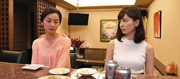 山崎まさよし主演映画「影踏み」から、中村ゆり(右)演じる葉子の登場シーンを収めた場面写真が公開された