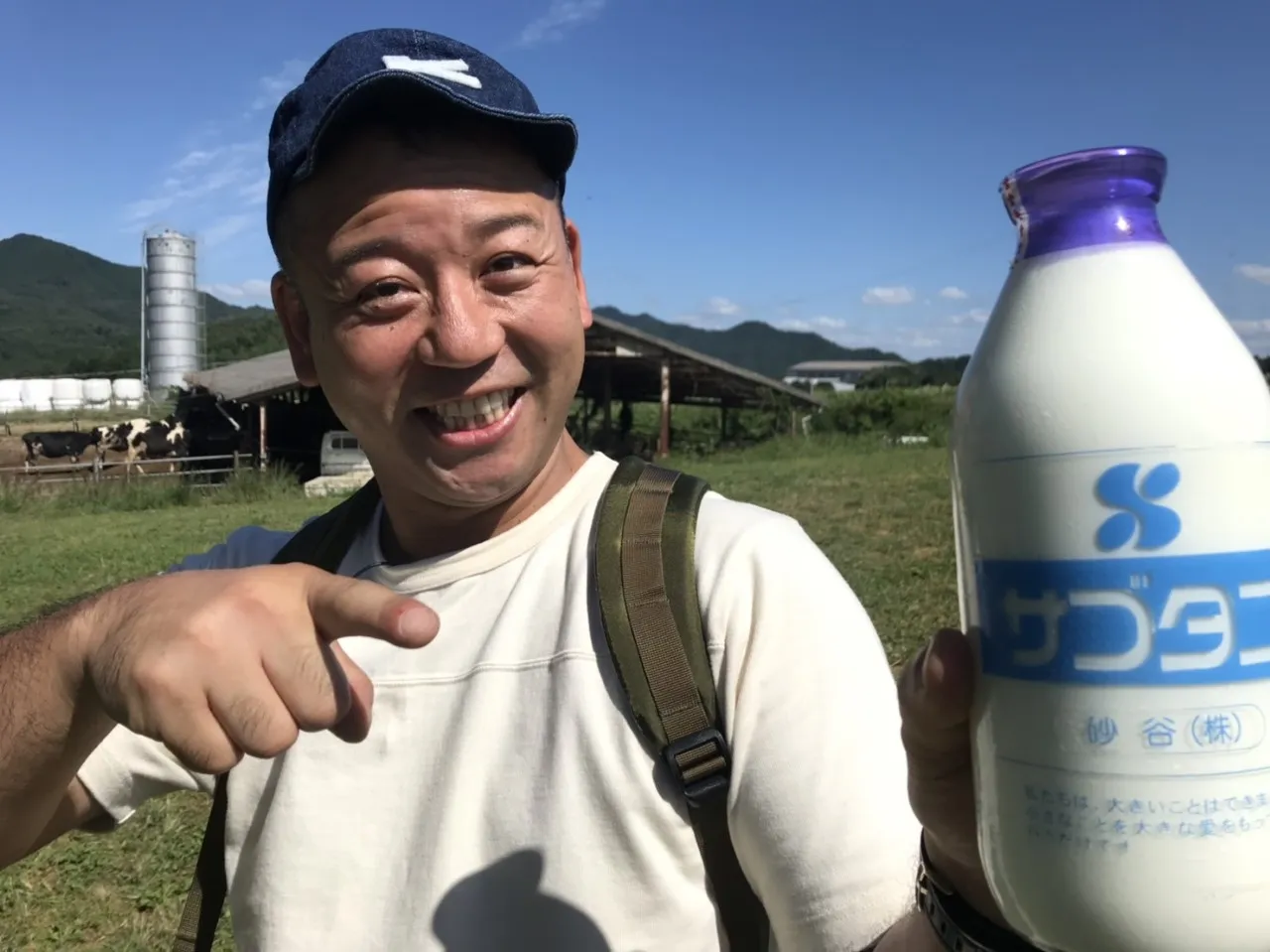 牧場で牛乳をゲットするバイきんぐ・西村