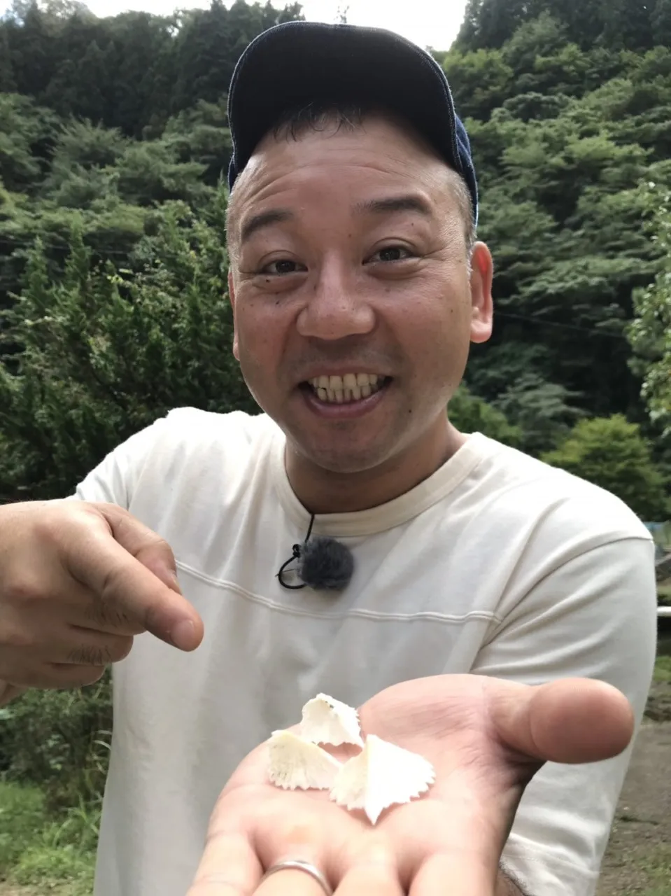 【写真を見る】趣味のキャンプに笑顔が止まらないバイきんぐ・西村