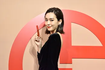 桐谷美玲、“美背中ざっくり”大胆ドレスで会場魅了！
