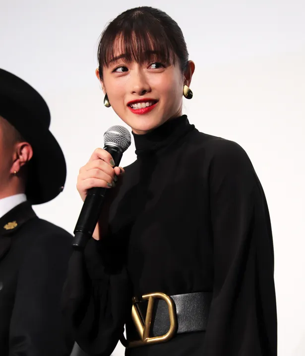 画像 石原さとみ ポニーテール シックな黒のロングドレス姿で観客魅了 17 24 Webザテレビジョン