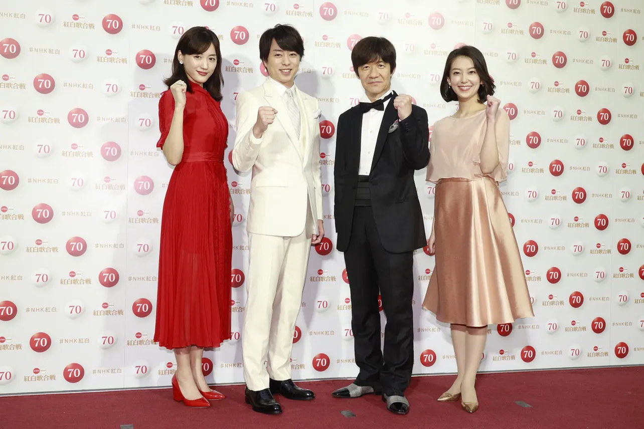 会見に出席した(左から)綾瀬はるか、櫻井翔、内村光良、和久田麻由子アナウンサー