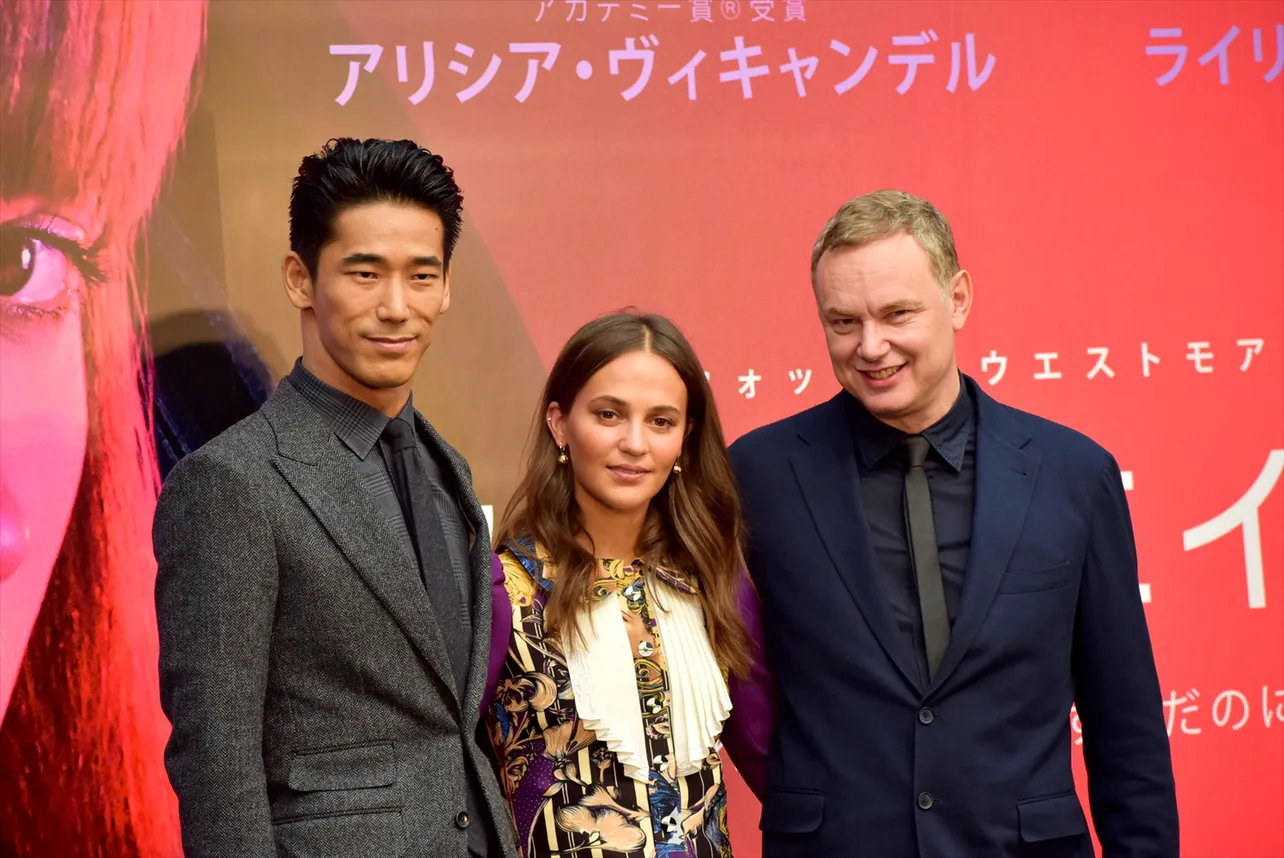 Netflix映画「アースクエイクバード」の記者会見に登場した小林直己、アリシア・ビキャンデル、ウォッシュ・ウエストモアランド監督(写真左から)