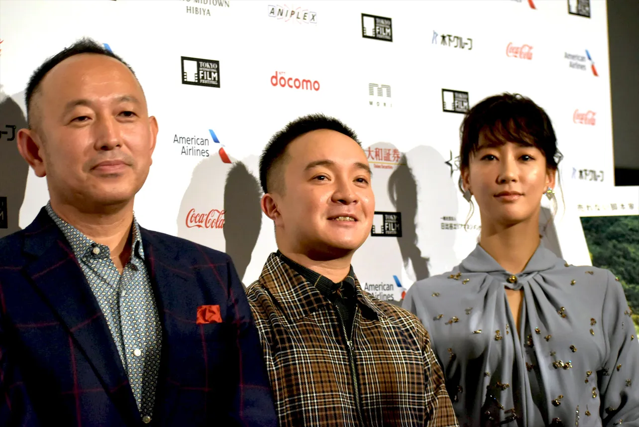 2020年公開予定の映画「喜劇　愛妻物語」の舞台あいさつに登場した足立紳監督、濱田岳、水川あさみ(写真左から)