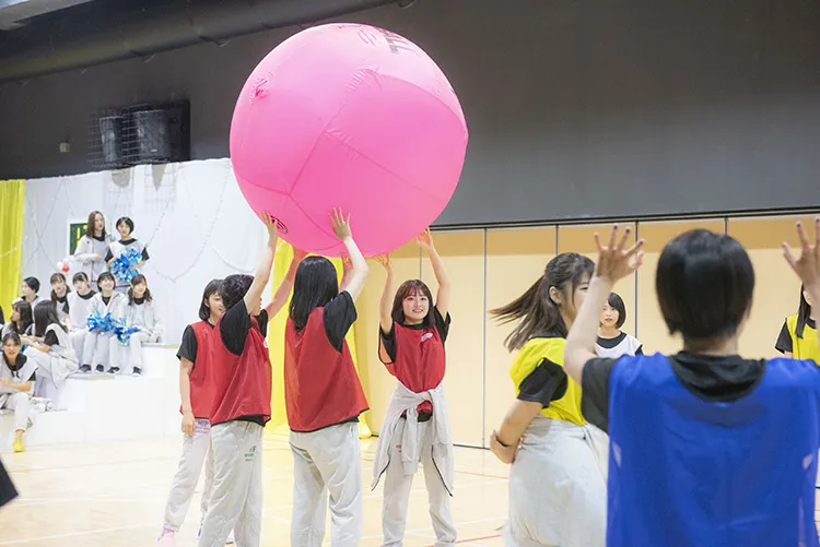 【写真を見る】森戸知沙希(モーニング娘。’19/カントリー・ガールズ)、中西香奈(アンジュルム)らがキンボールで対戦