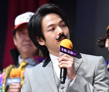 中村倫也、浜辺美波からのクレームに「何でも聞くよ俺は。心広い先輩だから」