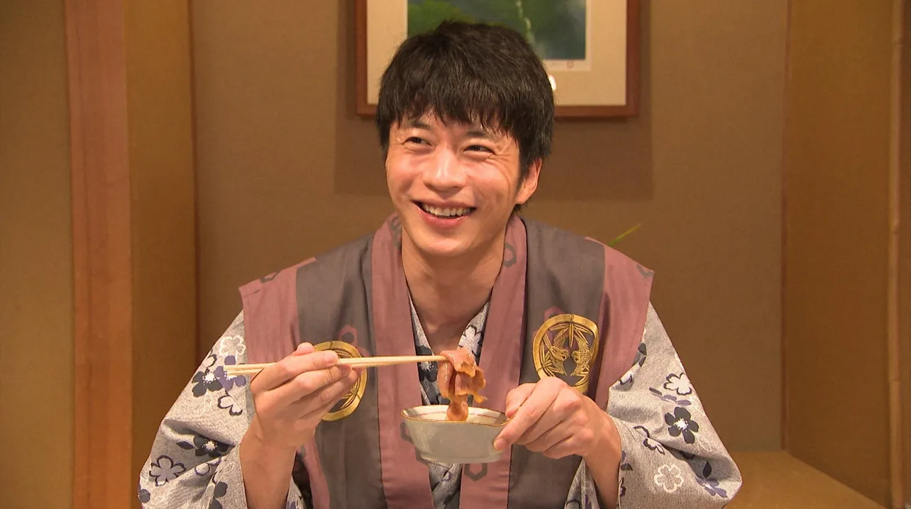【写真を見る】絶品の米沢牛料理を前に、満面の笑顔を見せる田中圭