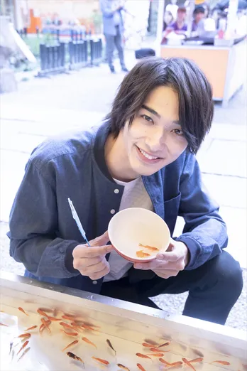 横浜流星の金魚すくいオフショットに反響続々！「笑顔が可愛すぎるぅ!!」＜4分間のマリーゴールド＞