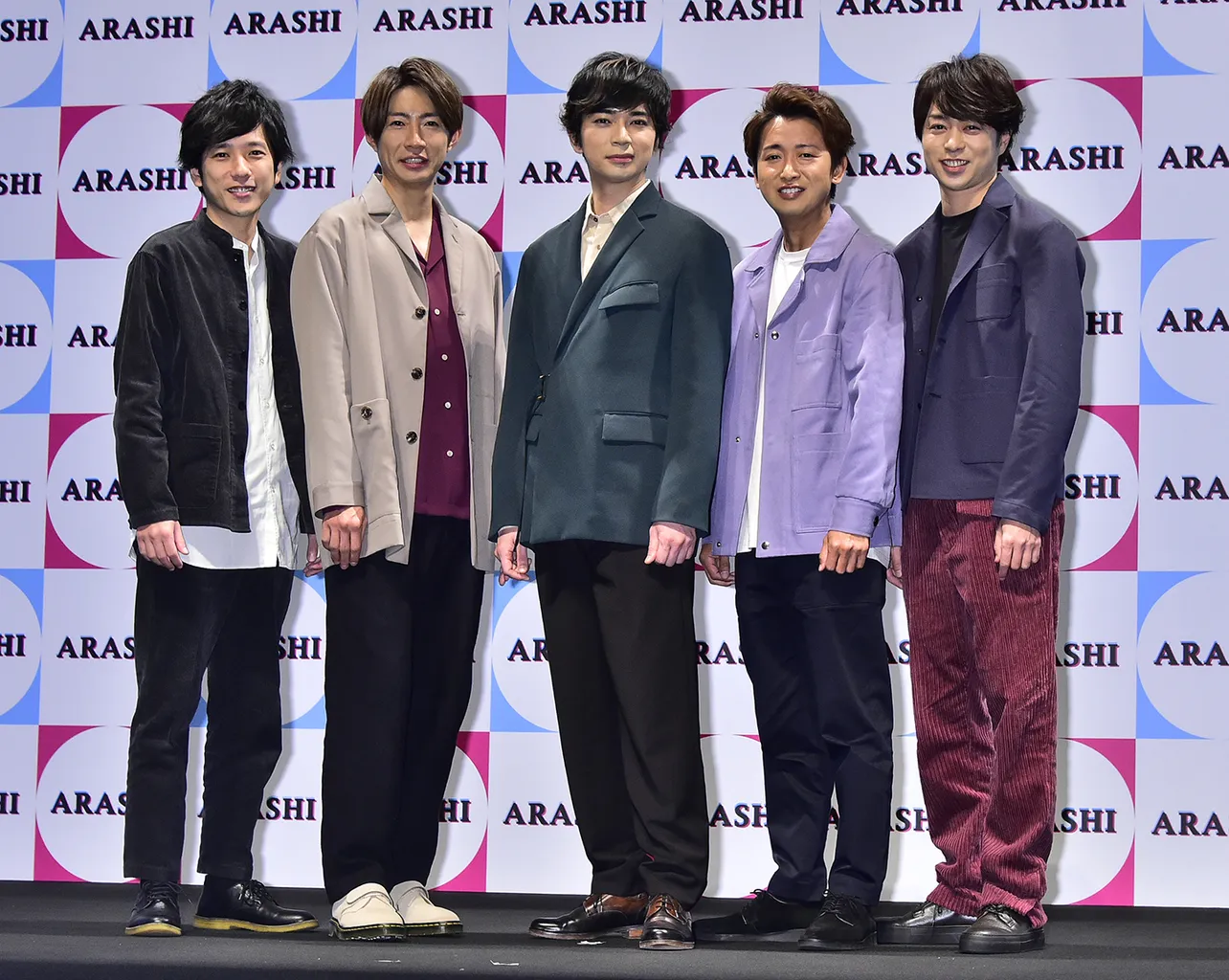 会見を行った嵐の二宮和也、相葉雅紀、松本潤、大野智、櫻井翔(写真左から)