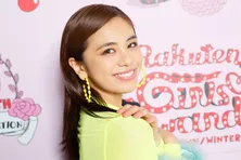 ＜E-girls＞佐藤晴美、マニッシュなブラックコーデ＆眩しい美脚に称賛殺到「美脚すぎ」「太ももある？(笑)」