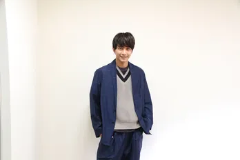 飼育員演じた佐藤寛太「キリンがすごくかわいくて、ずっとなでなでしていました(笑)」<いのちスケッチ>
