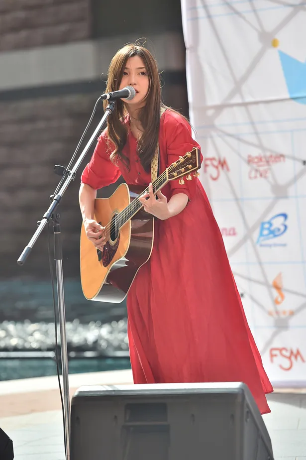 【写真を見る】福岡・久留米市出身の植田真梨恵は真っ赤なワンピースで登場！　参加者に歌で熱いメッセージを送った