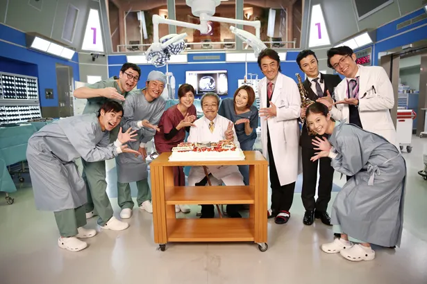 「ドクターX」で蛭間病院長を演じる西田敏行が72歳の誕生日を迎え、撮影現場で米倉涼子や内田有紀らキャスト陣がサプライズセレモニーを行った