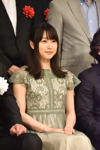 桜井日奈子、“笑わない男”稲垣啓太に腕組み&変顔披露も無表情に落胆