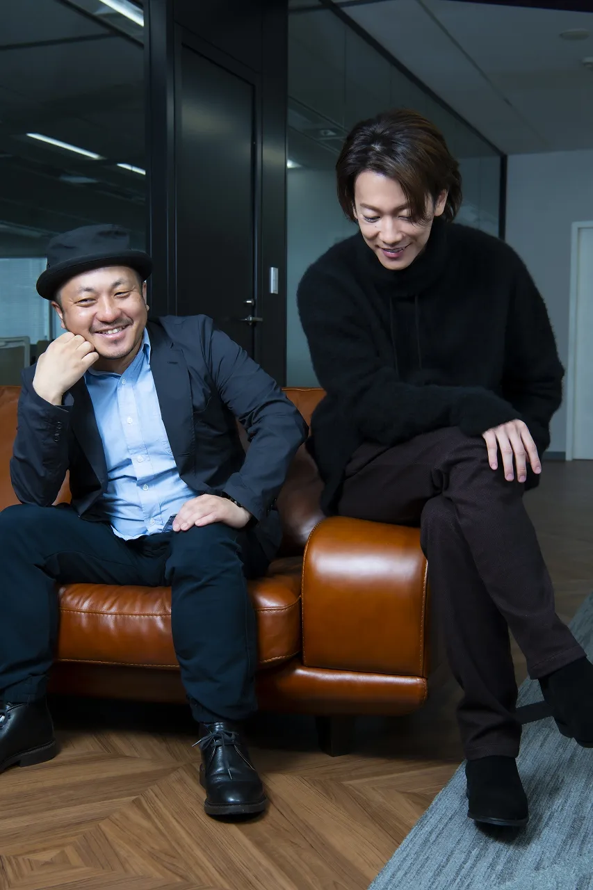 白石和彌監督と佐藤健(写真左から)