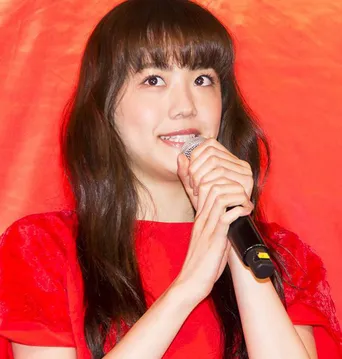 松井愛莉 Ol姿で ツヤツヤ美脚 を披露 絶対二度見する 足綺麗すぎっっっ Webザテレビジョン