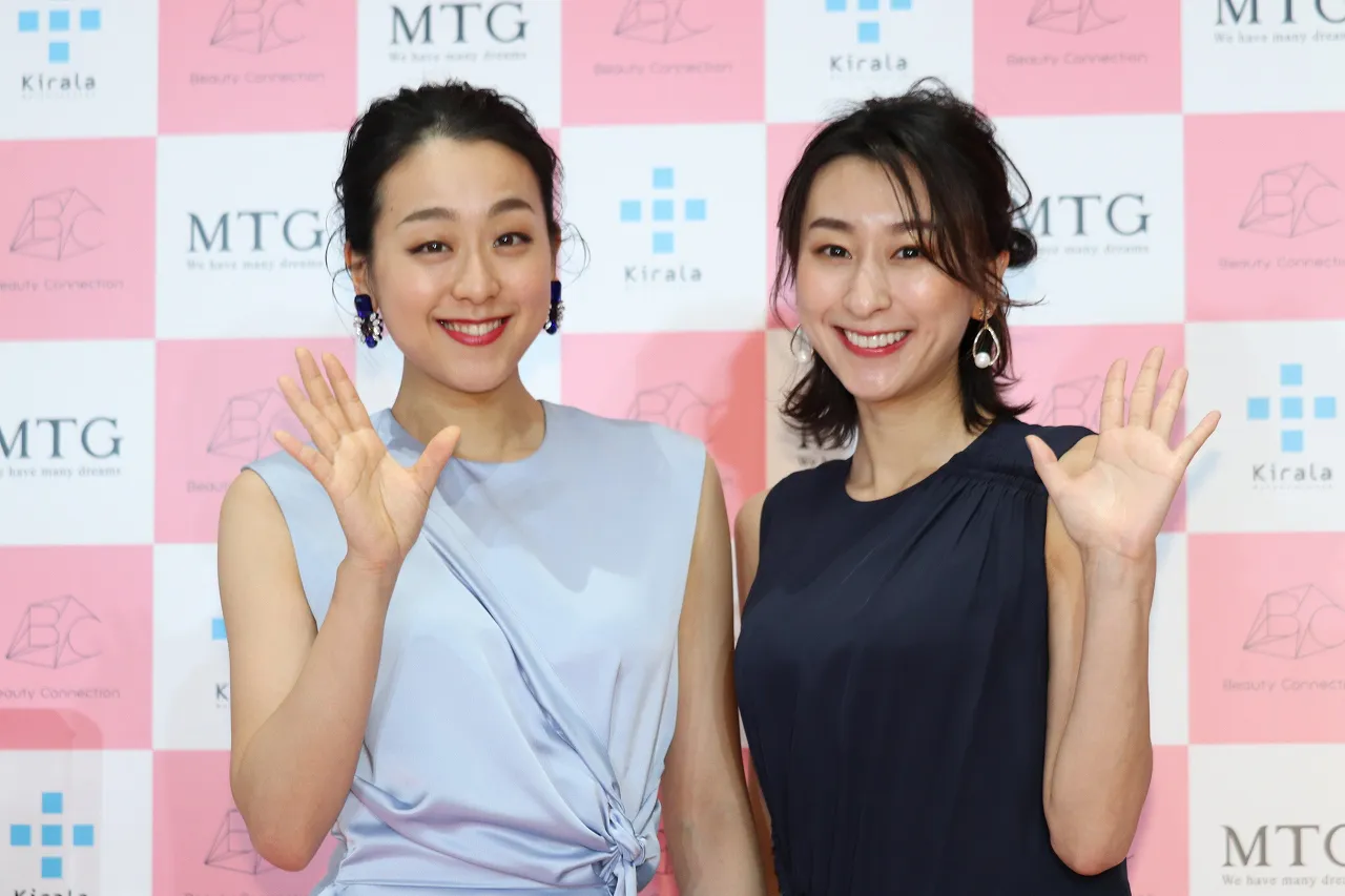 「Beauty Connection(ビューティーコネクション銀座)」オープニングイベントに登場した浅田舞、真央(写真右から)