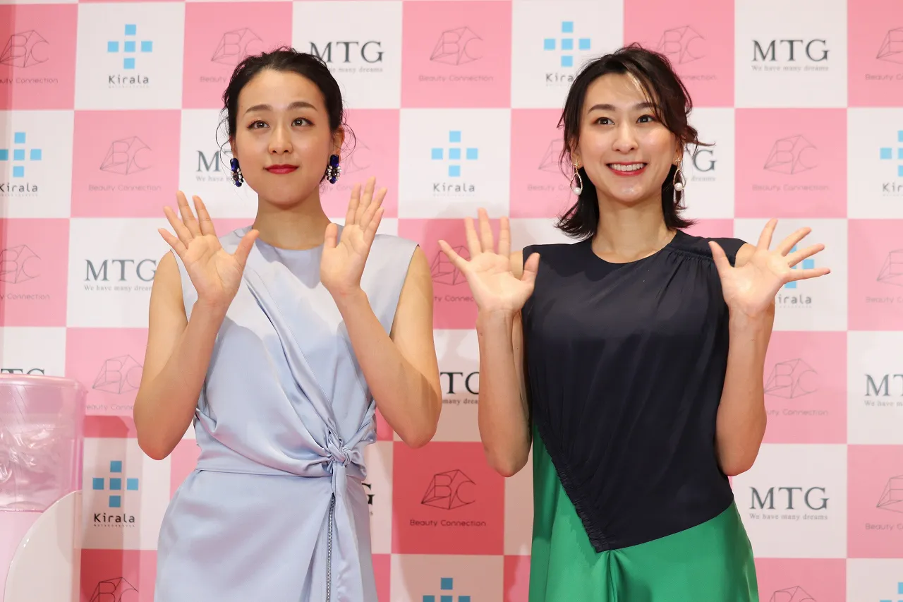 「Beauty Connection(ビューティーコネクション銀座)」オープニングイベントに登場した浅田舞、真央(写真右から)