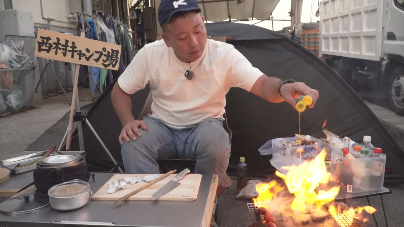 【写真を見る】さまざまキャンプ術を披露するバイきんぐ・西村