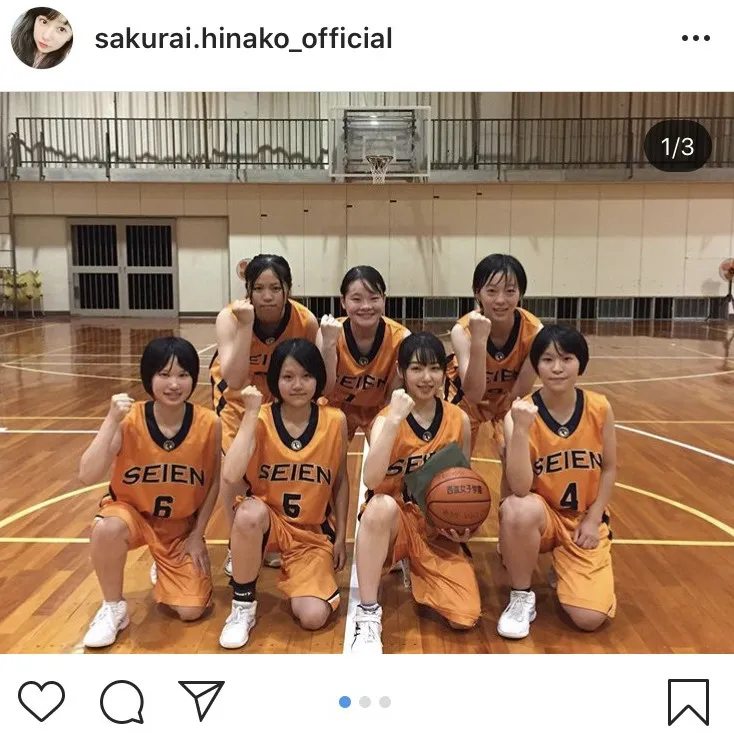 【写真を見る】バスケのユニホーム姿もキュート♪女子部員たちと笑顔を見せる桜井日奈子